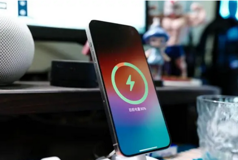 施秉苹果15换屏服务分享用什么充电器给iPhone15充电更好 